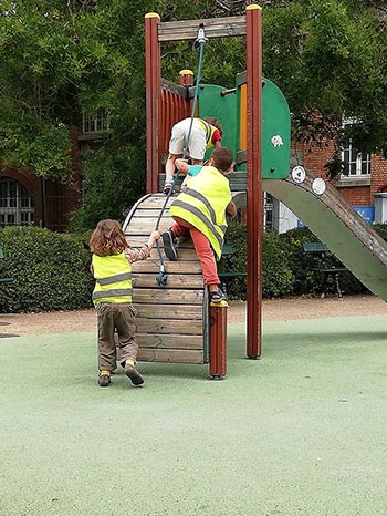 Enfants jouant dans le parc