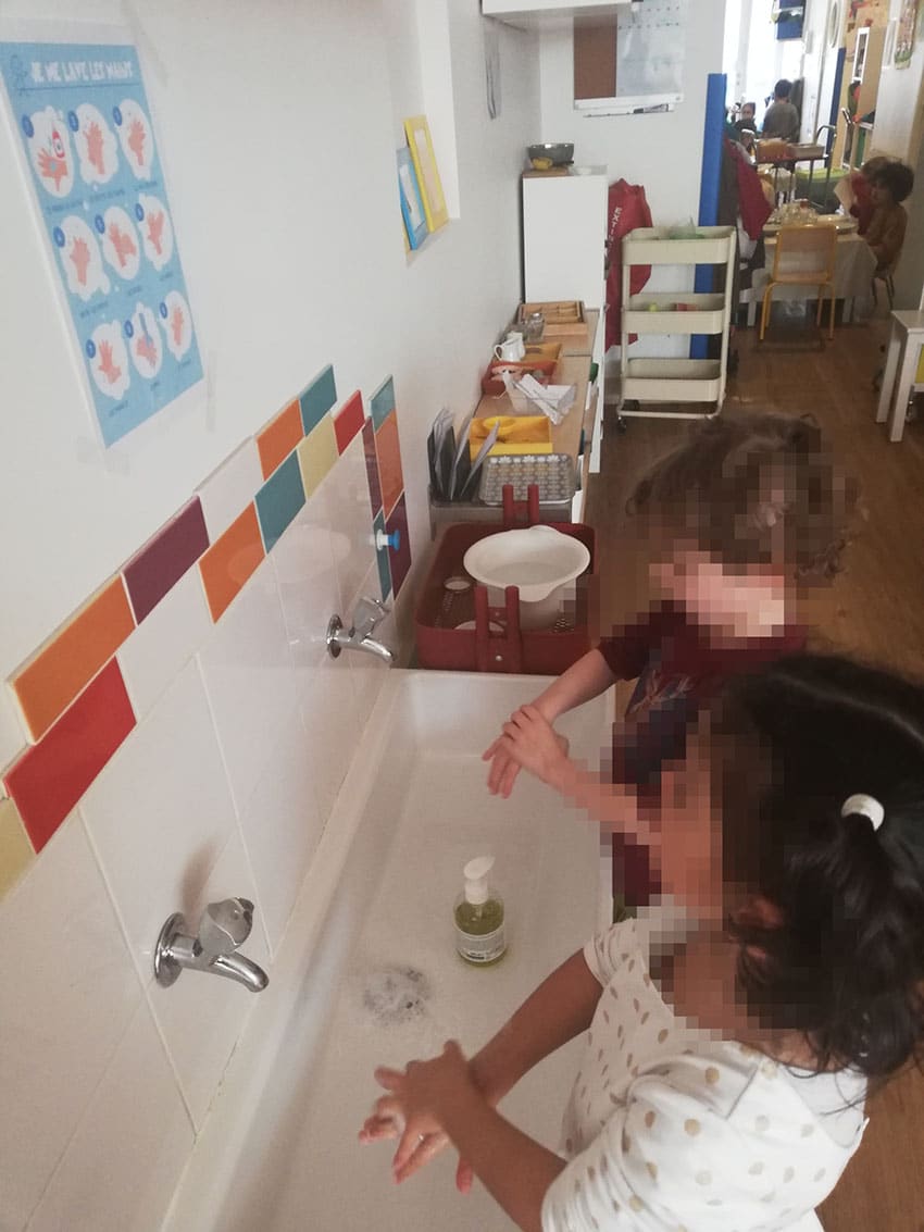 Enfants se lavant les mains tout seul devant le lavabo Enfants se lavant les mains tout seul devant le lavabo